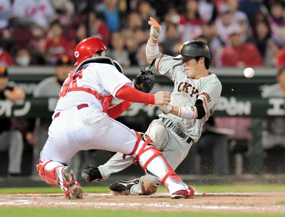 ７回、三走・重信が本塁憤死。リプレー検証でも判定変わらず＝マツダスタジアム