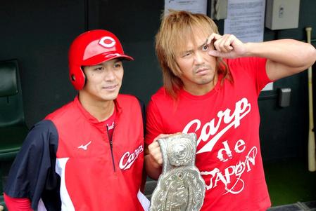 　試合前、ＩＷＧＰのベルトを手にする新日本プロレスの内藤哲也（右）と写真に納まる田中