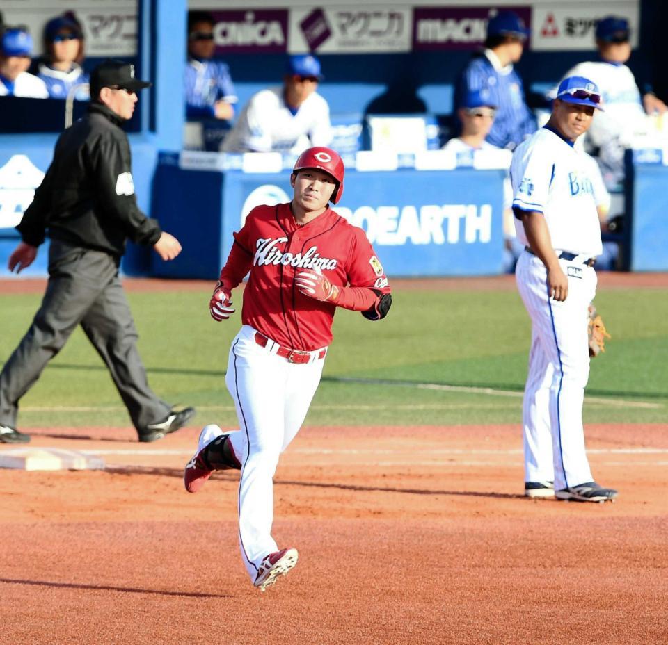 　９回、２ランを放ち悠然とダイヤモンドを回る鈴木（撮影・園田高夫）