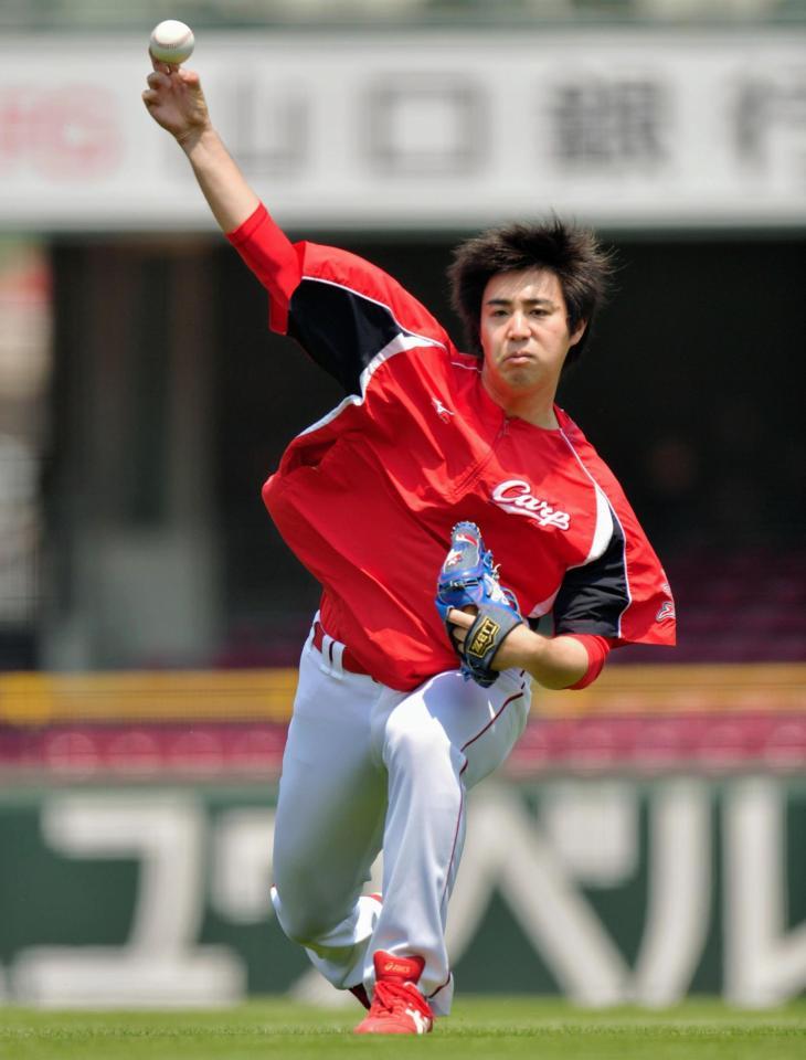 入念にキャッチボールする広島・野村祐輔＝マツダスタジアム（撮影・吉澤敬太）