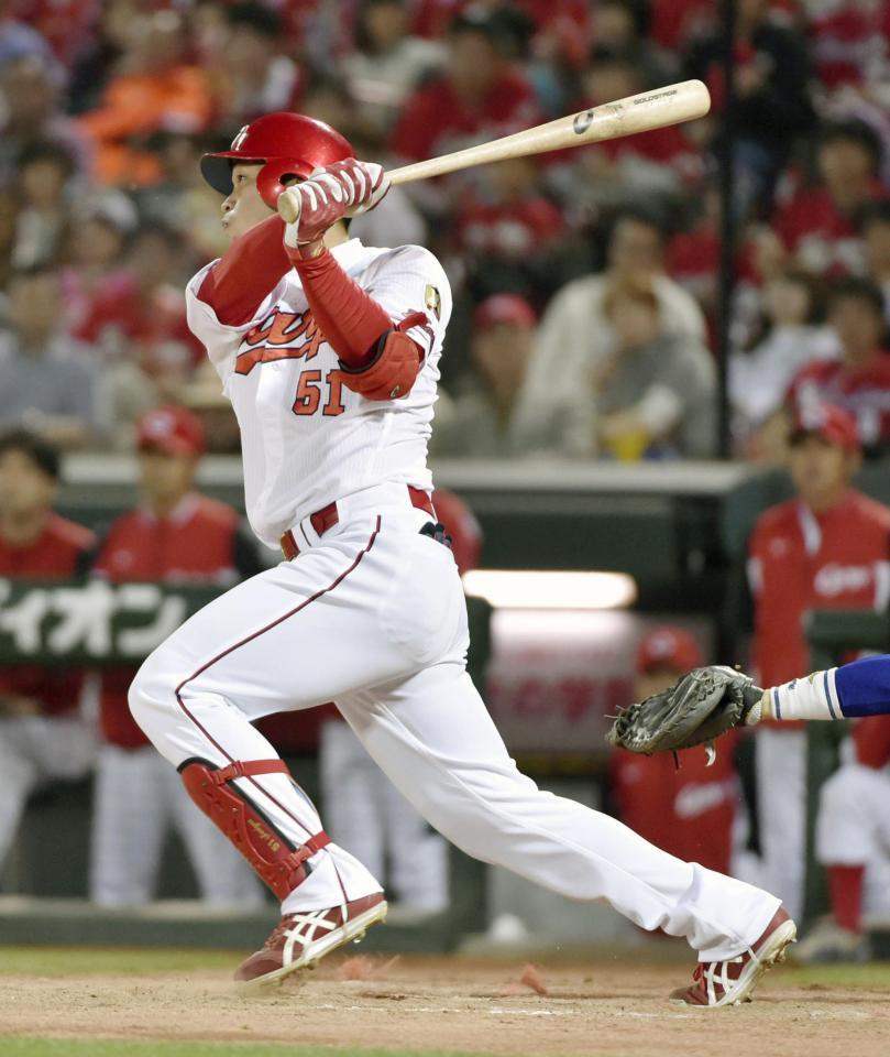 　５回広島２死三塁、鈴木が中前に同点打を放つ＝マツダ