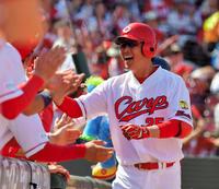 ４回広島１死一塁、新井貴浩は左越えに同点２ランを放ち、ナインとタッチを交わす＝マツダスタジアム（撮影・吉澤敬太）