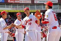 ３回を三者凡退に抑え、ナインとタッチを交わしベンチに戻る広島・中村祐太（中央）＝マツダスタジアム（撮影・吉澤敬太）