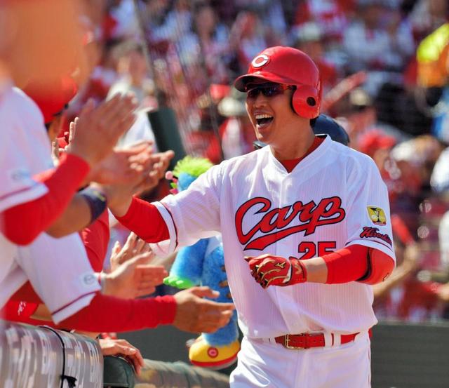 新井が5号同点弾 プロ初登板初先発の中村祐を援護