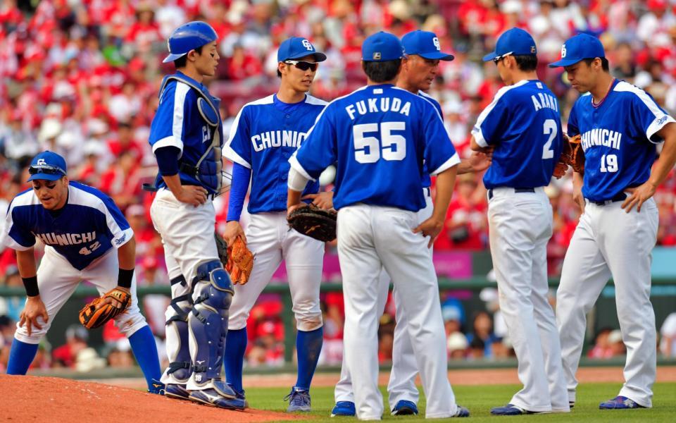 ５回、吉見（右）の送球を三塁手のゲレーロ（左）が捕れず、三走・会沢翼に同点の生還を許す＝マツダスタジアム（撮影・吉澤敬太）