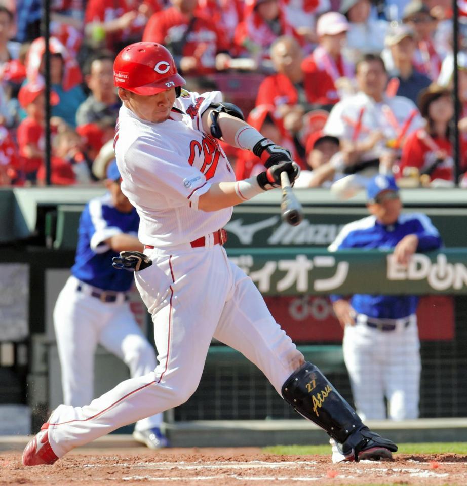 ６回広島１死二塁、会沢翼は左越えに２ランを放つ＝マツダスタジアム（撮影・吉澤敬太）