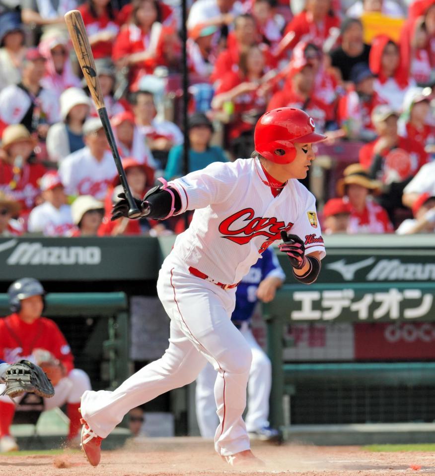 ５回、丸は中前に勝ち越し適時打を放つ