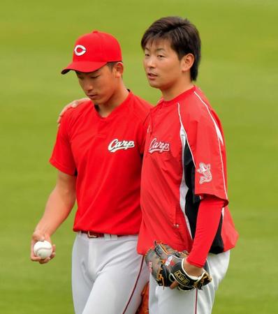 　試合前練習時、中村祐太（左）と話す大瀬良＝マツダスタジアム