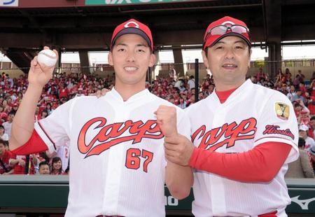 ３日の中日戦でプロ初勝利を挙げ、緒方監督（右）の横で笑顔を見せる中村祐