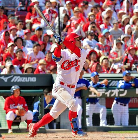 ５回広島１死一、三塁、安部友裕は勝ち越しの中犠飛を放つ＝マツダスタジアム（撮影・吉澤敬太）