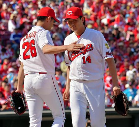 ６回中日１死一、二塁、ゲレーロに左前打を打たれ満塁とし、中田（左）にマウンドを託す大瀬良＝マツダスタジアム（撮影・吉澤敬太）