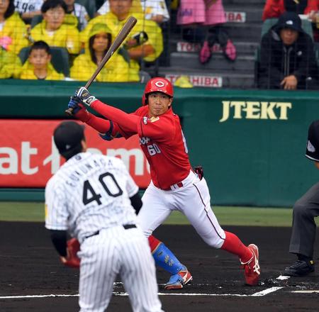 １回、先制適時二塁打を放つ安部