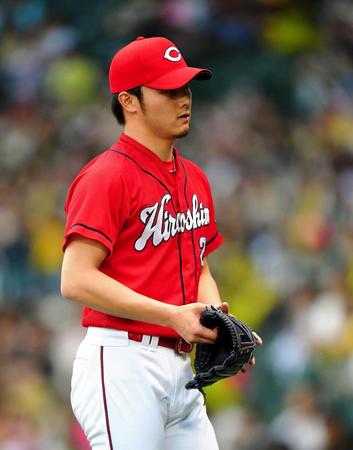 ７回、逆転を許し、ベンチに引き揚げる広島・薮田和樹＝甲子園（撮影・北村雅宏）