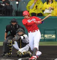 １回広島、１死二、三塁、犠飛を放つ広島・鈴木誠也＝甲子園（撮影・飯室逸平）