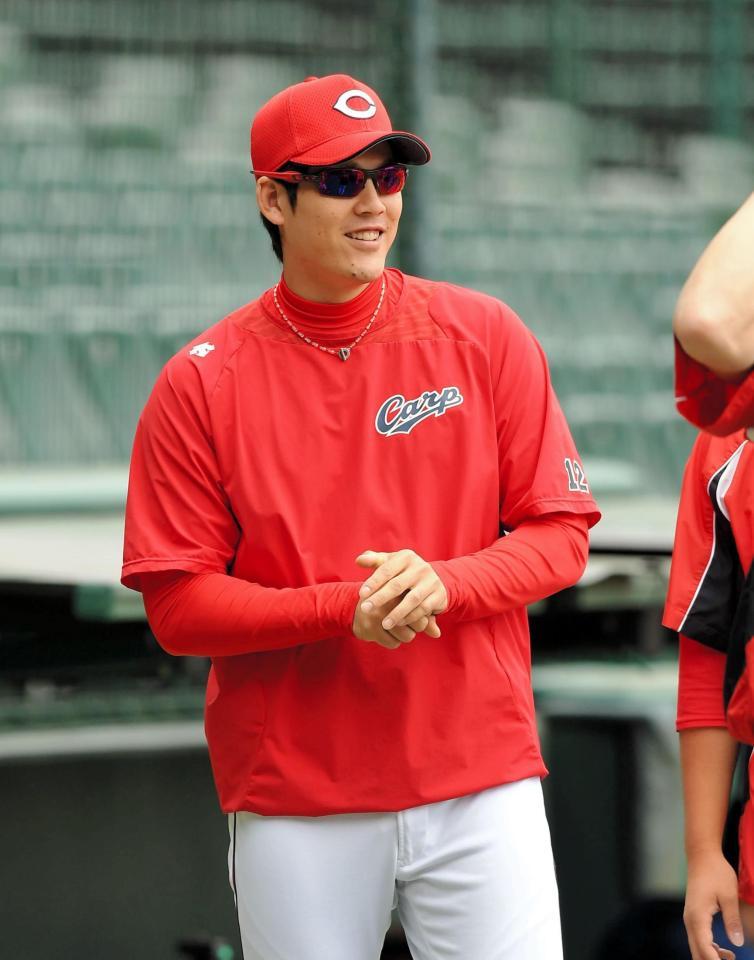 リラックスする広島・九里亜蓮＝甲子園（撮影・北村雅宏）