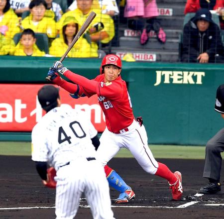 　１回、先制タイムリー二塁打を放つ安部（撮影・飯室逸平）