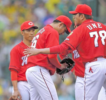 　６回、押し出しの四球を与えた中田（中央）