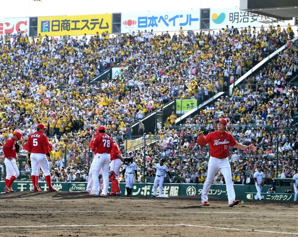 　阪神打線につかまり、６回途中でマウンドを降りる九里（右）