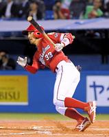 ８回、同点のタイムリー二塁打を放つ菊池