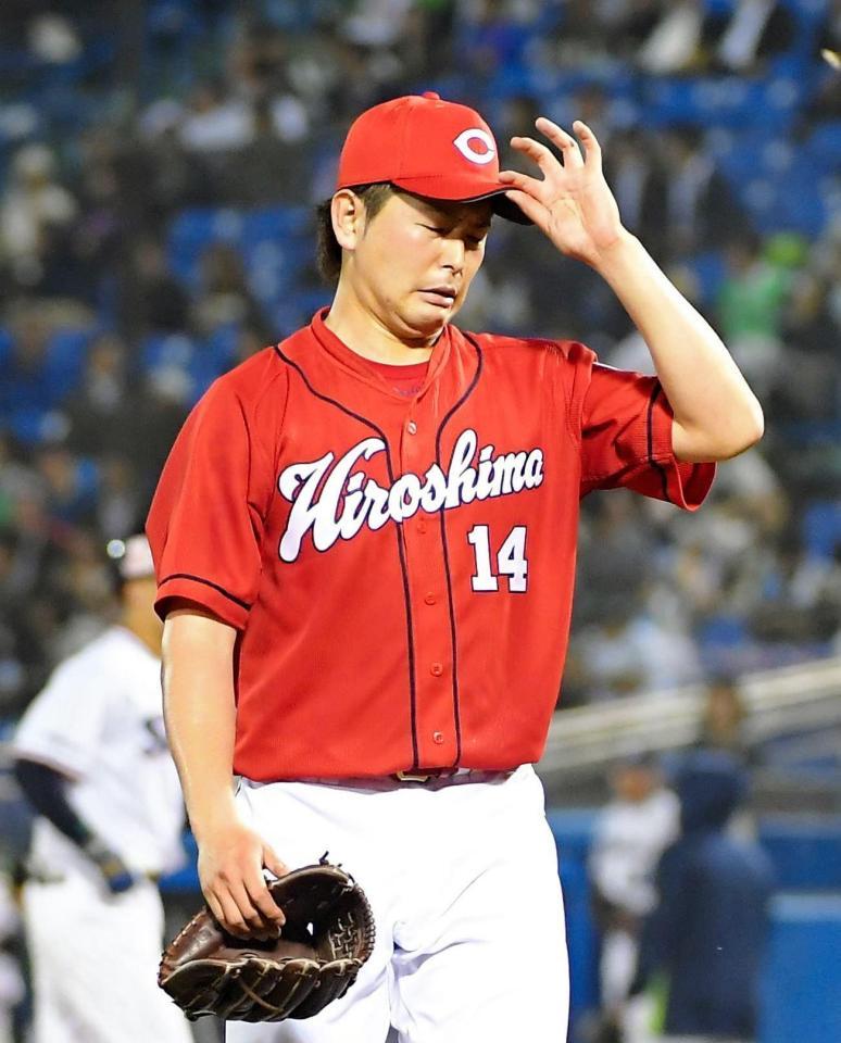 ５回、逆転を許しさえない表情でベンチに戻る大瀬良＝神宮球場（撮影・堀内翔）