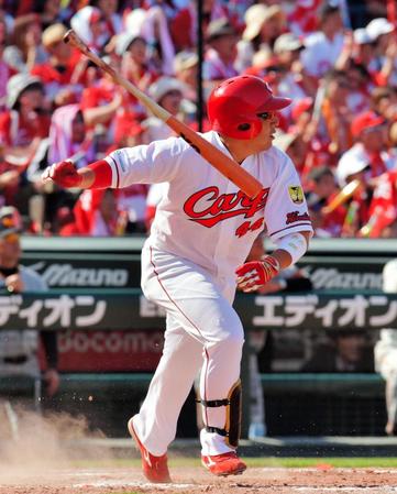 ７回広島１死二塁、松山竜平は左中間に適時二塁打を放つ＝マツダスタジアム（撮影・吉澤敬太）