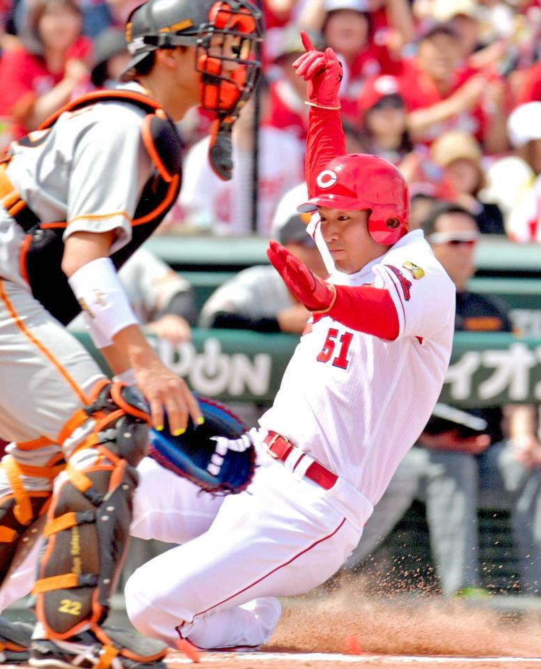 　１回、松山の２点タイムリーで生還する二走・鈴木。左は捕手・小林