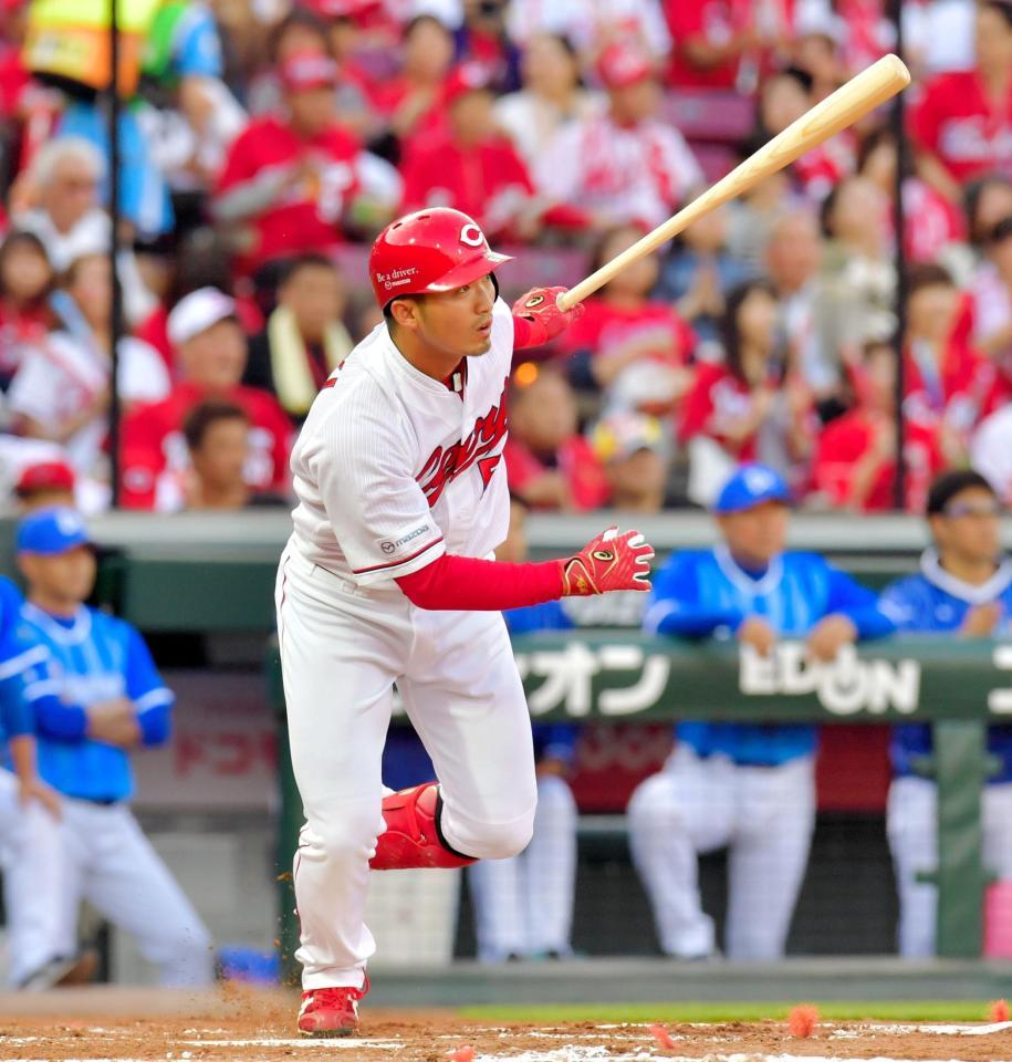 １回、右中間に適時二塁打を放つ鈴木