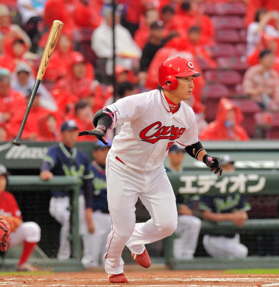 １回広島１死三塁、丸佳浩は右越えに先制適時二塁打を放つ＝マツダスタジアム（撮影・吉澤敬太）