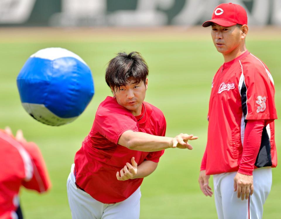 　小林コーチ（右）が見守る中、重さ２キロのトレーニングボールを投げる岡田（撮影・吉澤敬太）