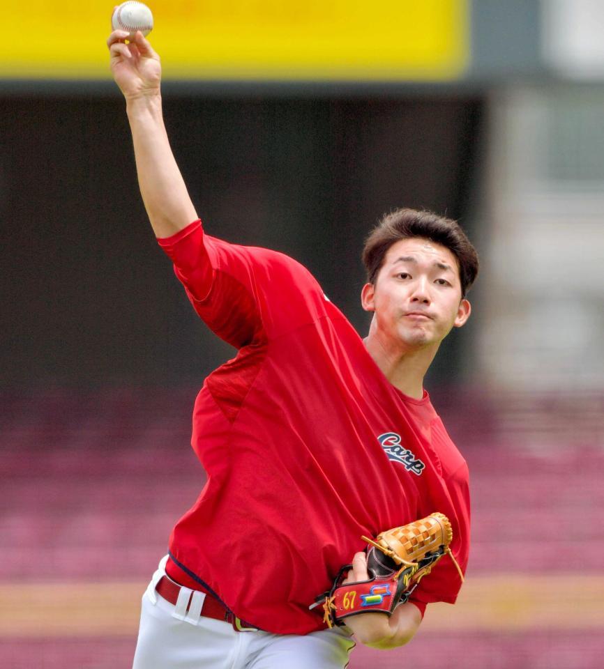 　力強い球を投げ込む中村祐（撮影・吉澤敬太）