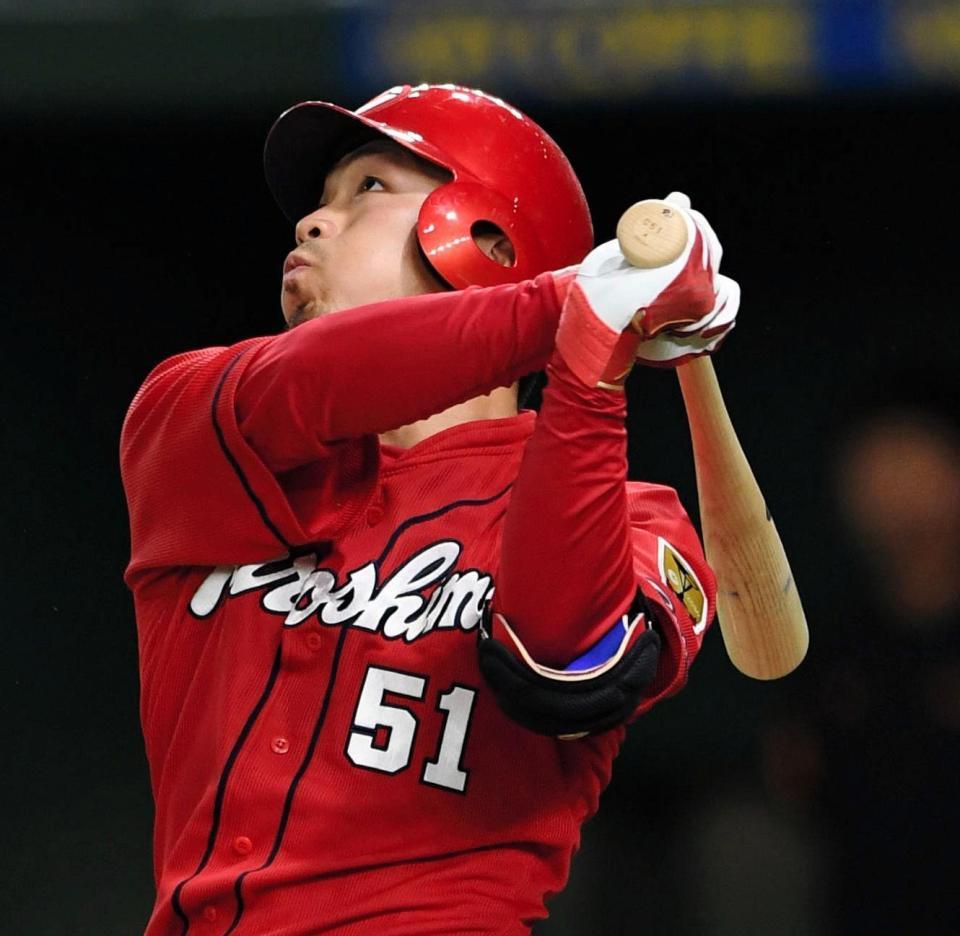 ７回、犠飛を放つ広島・鈴木誠也＝東京ドーム（撮影・棚橋慶太）