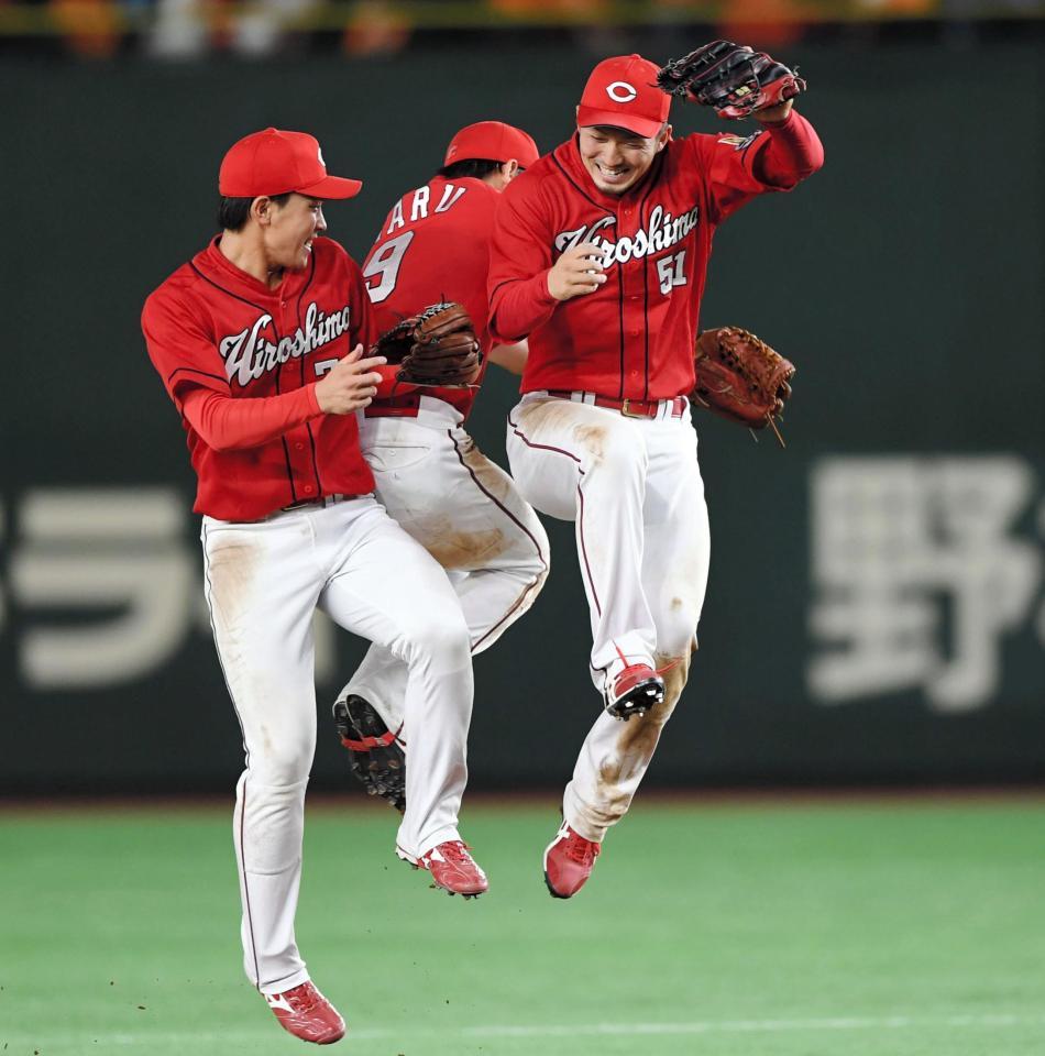 巨人に勝利しジャンプして喜ぶ（左から）広島・堂林翔太、広島・丸佳浩、広島・鈴木誠也＝東京ドーム（撮影・棚橋慶太）