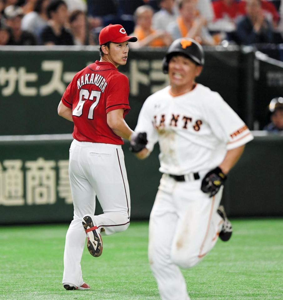 ３回、巨人・立岡宗一郎に適時打を浴びベースカバーに走る広島・中村祐（左）＝東京ドーム（撮影・棚橋慶太）