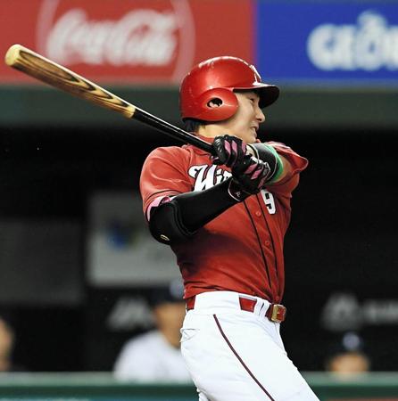 ４回、先制の右前適時打を放つ丸