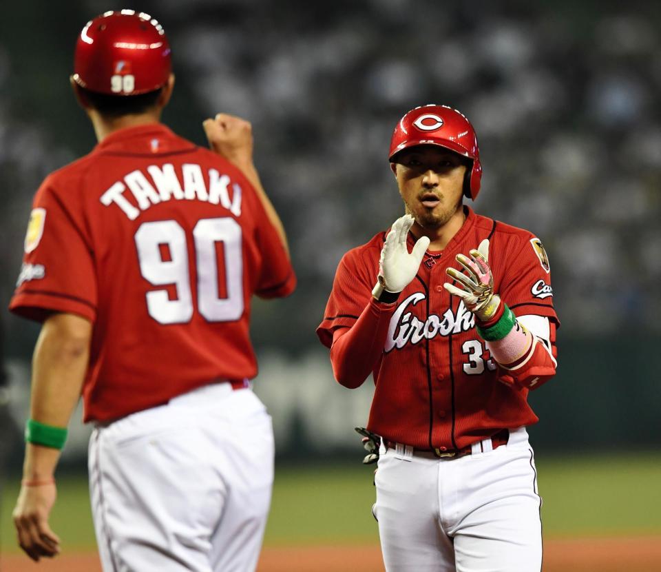 ８回、貴重な適時打を放ち拍手をして喜ぶ広島・菊池