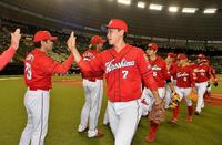 ７連勝を飾り緒方監督とタッチをかわす堂林（中央）ら広島ナイン