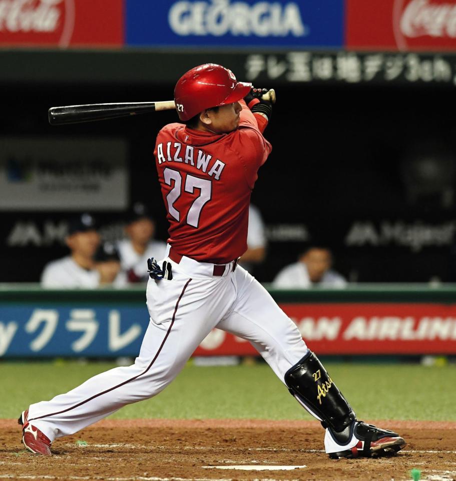 ４回、会沢が逆転左越え２ランを放つ