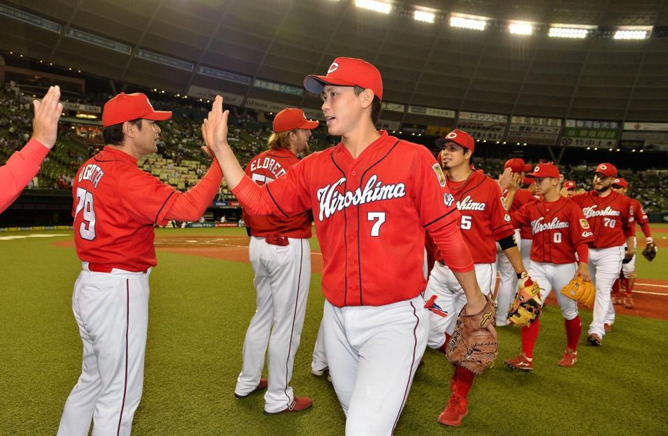 ７連勝を飾り緒方監督とタッチをかわす堂林（中央）ら広島ナイン
