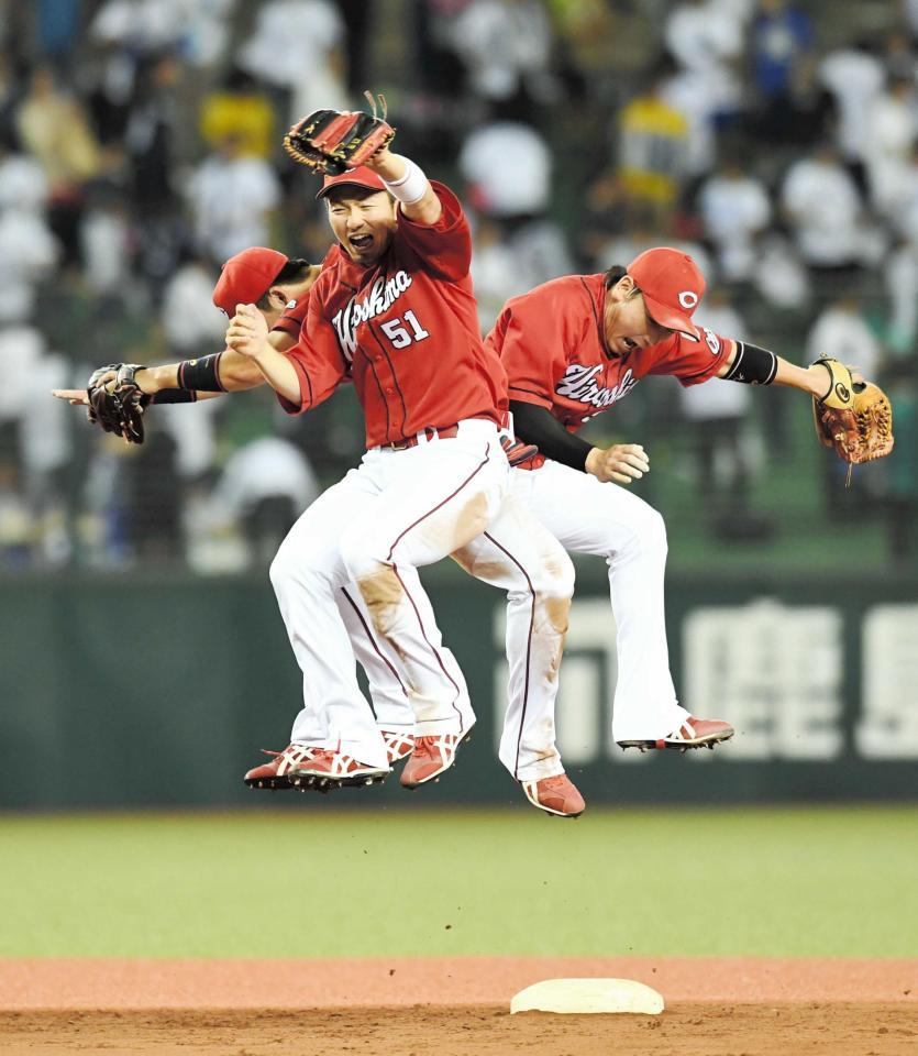 　ヒップタッチで勝利を喜ぶ鈴木（中央）ら広島ナイン