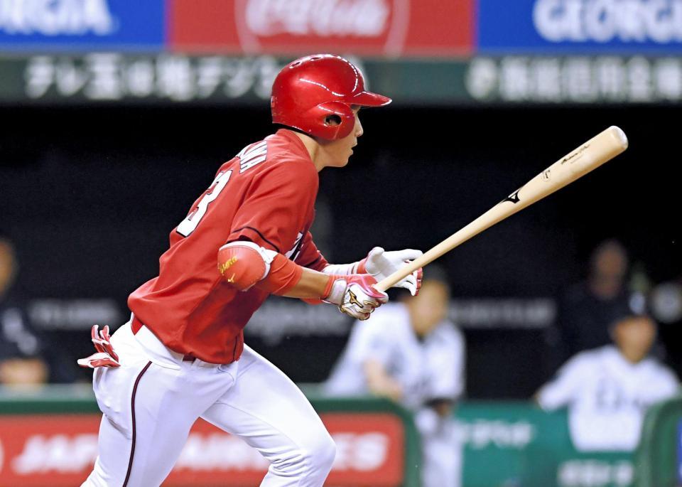 ７回、左前打を放つ西川