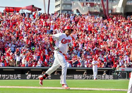 ６回広島２死一塁、バティスタは左越えに２試合連続となる２ランを放ち、満員のファンを背にダイヤモンドをまわる＝マツダスタジアム（撮影・吉澤敬太）