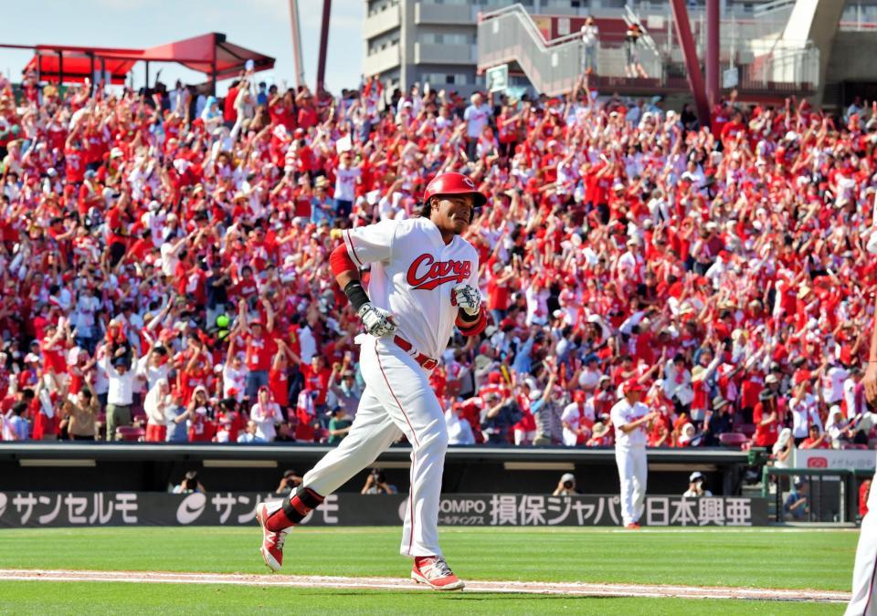 ６回広島２死一塁、バティスタは左越えに２試合連続となる２ランを放ち、満員のファンを背にダイヤモンドをまわる＝マツダスタジアム（撮影・吉澤敬太）