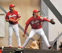 岡田（左）と並んでブルペンで調整する大瀬良（撮影・出月俊成）