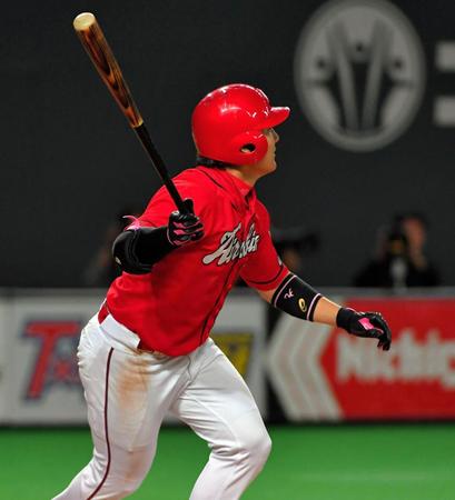 ７回、同点タイムリーを放つ丸（撮影・出月俊成）