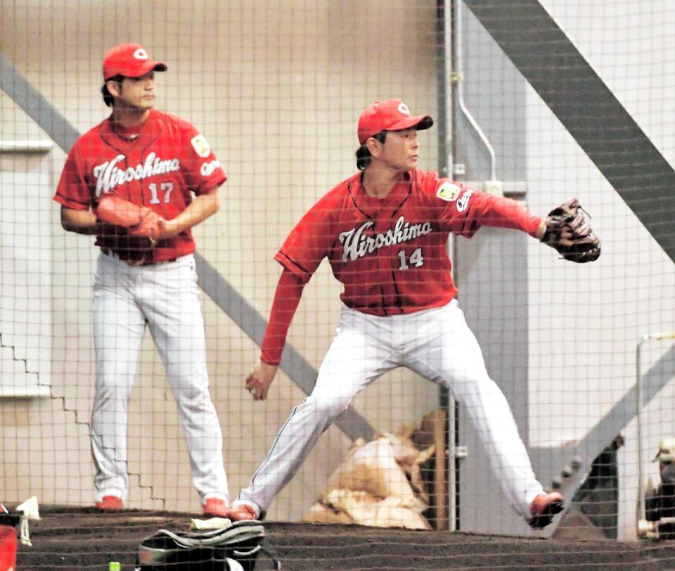 岡田（左）と並んでブルペンで調整する大瀬良（撮影・出月俊成）　