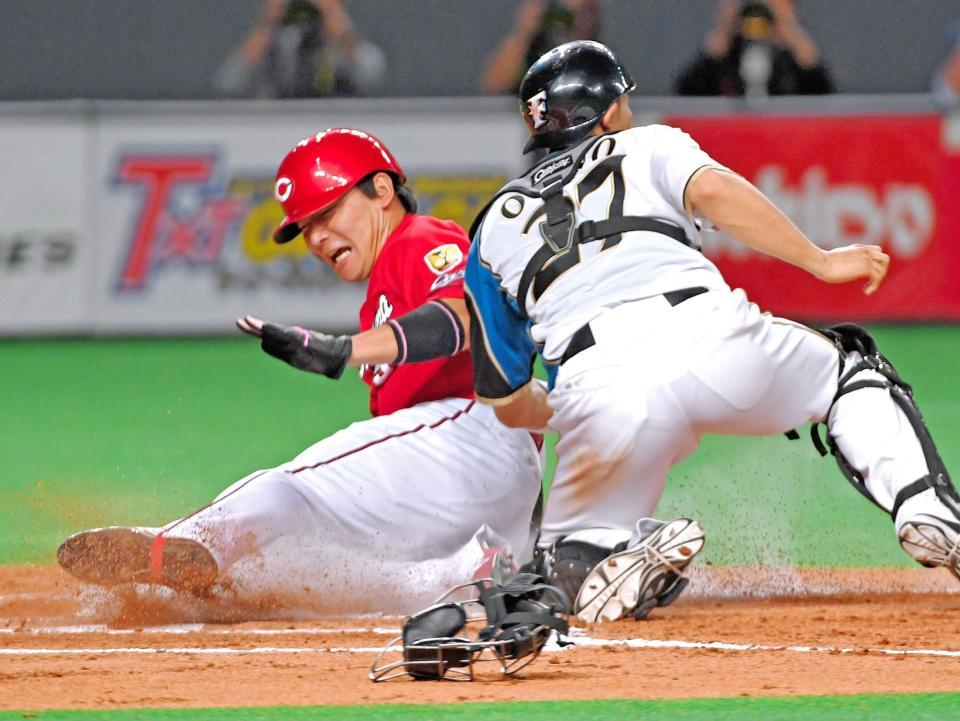 ７回、エルドレッドのタイムリー二塁打で勝ち越しの生還をする丸（撮影・出月俊成）