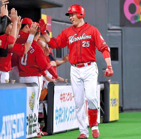 　４回、ソロを放ち、ナインに迎えられる新井（撮影・出月俊成）