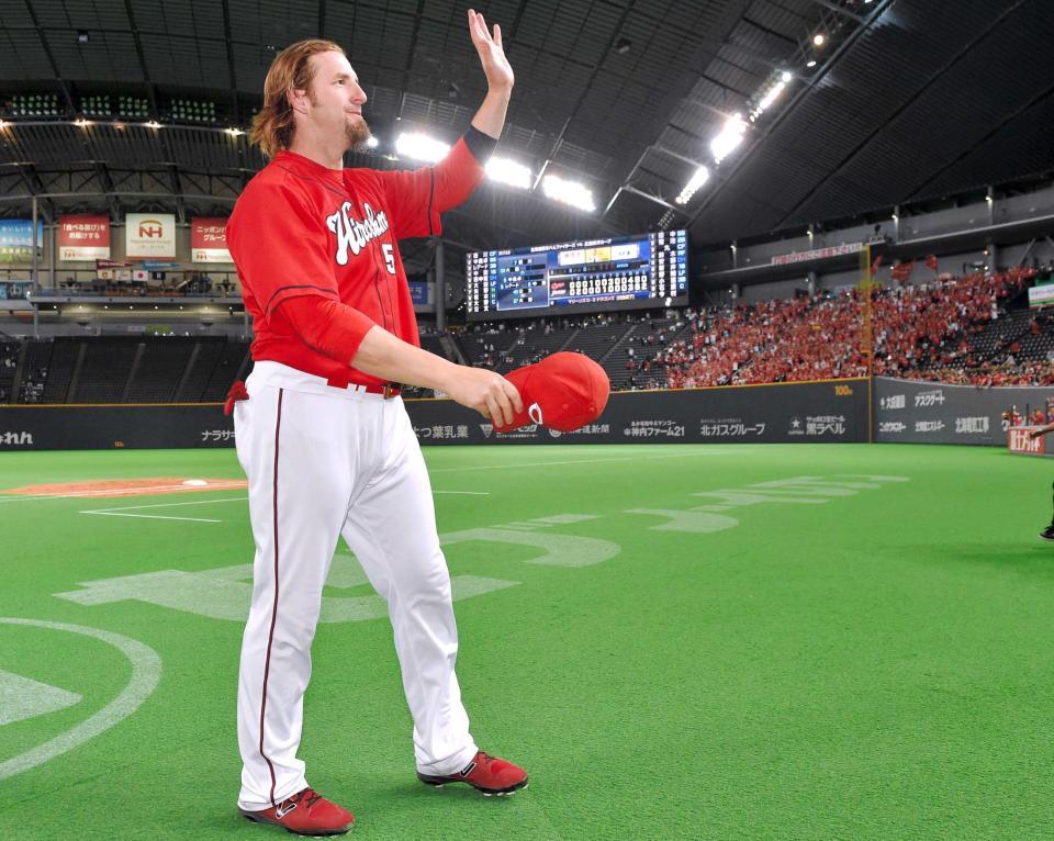 　試合後、スタンドのカープファンの声援に応えるエルドレッド