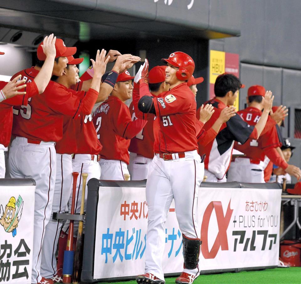 　１回、先制２ランを放ち、ナインに迎えられる鈴木（撮影・出月俊成）