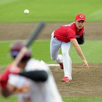 力投する広島・中村祐太＝Ｋｏｂｏパーク宮城（撮影・金田祐二）